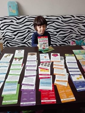 Детенце играе с картите Аз обичам България